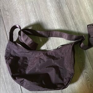 BAGGU medium crescent bag in chocolate plum